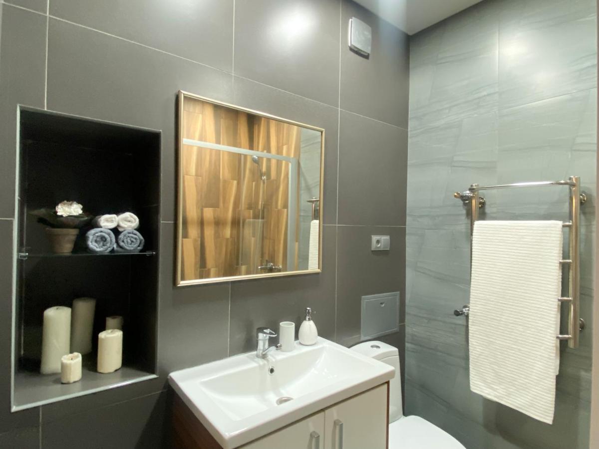 Студия В Стиле Loft В Центре Города Almaty Ngoại thất bức ảnh