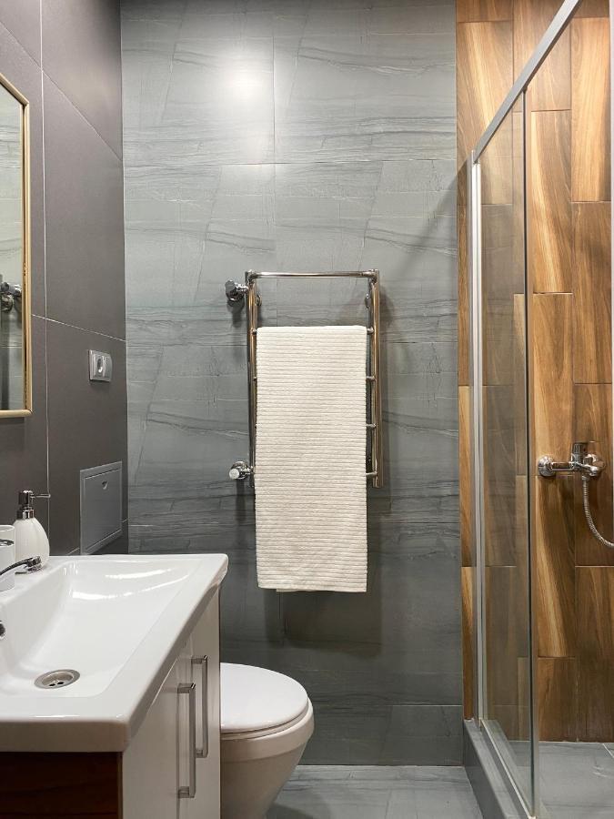 Студия В Стиле Loft В Центре Города Almaty Ngoại thất bức ảnh